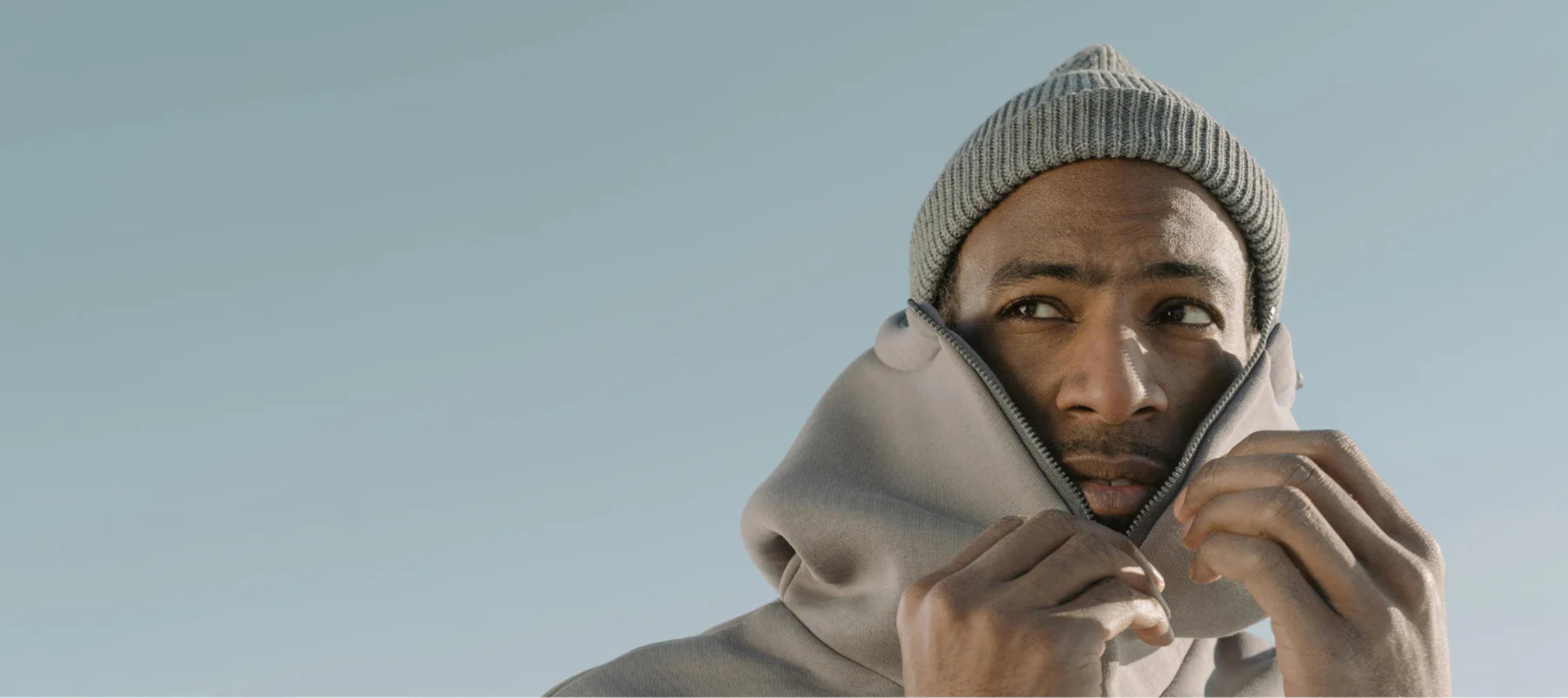 Un homme qui porte un bonnet