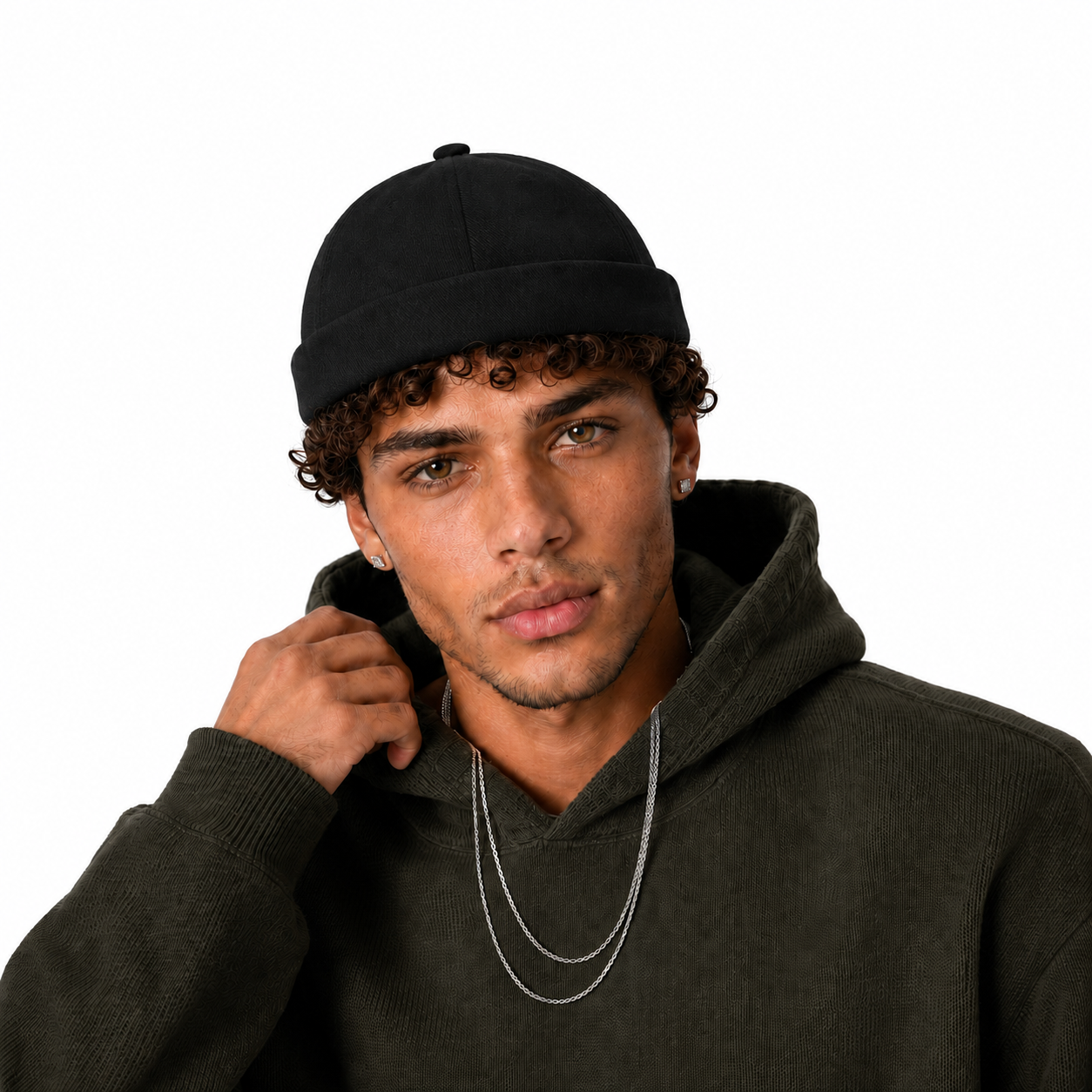 Bonnet marin docker noir porté en gros plan sur fond blanc