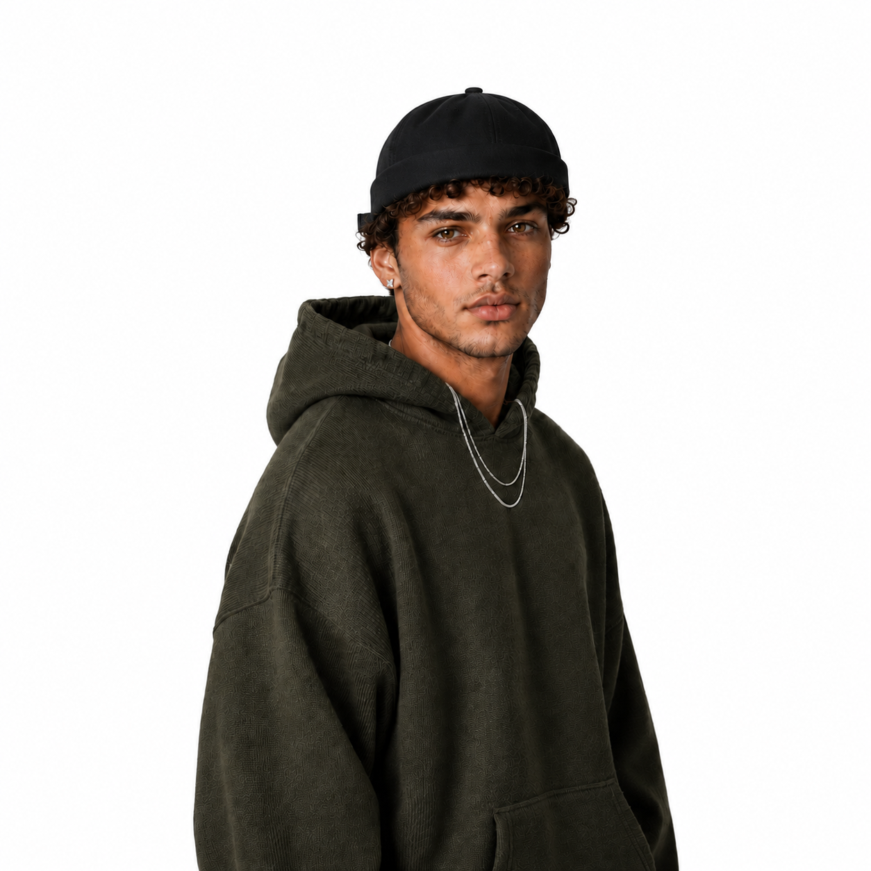 Bonnet marin docker noir porté de trois-quarts sur fond blanc